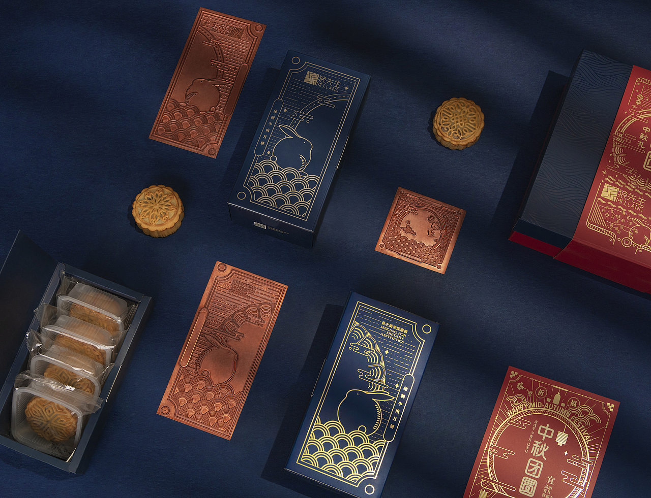 <br>—————————————————————————————————————————————————<br><br><br><br>2019 己亥年 - 团聚一堂,共赏窗外明月<br><br><br><br>2019年中秋团圆礼,狼先生做了升级与精简。不仅在图形上做了排版的创新,内容上也进行了大幅的调整。今年的中秋团圆礼以窗外中秋景为主题,我们团聚一堂在温馨的家中欣赏窗外的中秋月。窗棂是中秋灯火的舞台,花好月圆之时临窗而望保存的记忆定格在这浓郁厚重的团圆礼上,我们许愿,愿得年年,常见中秋月。<br><br>