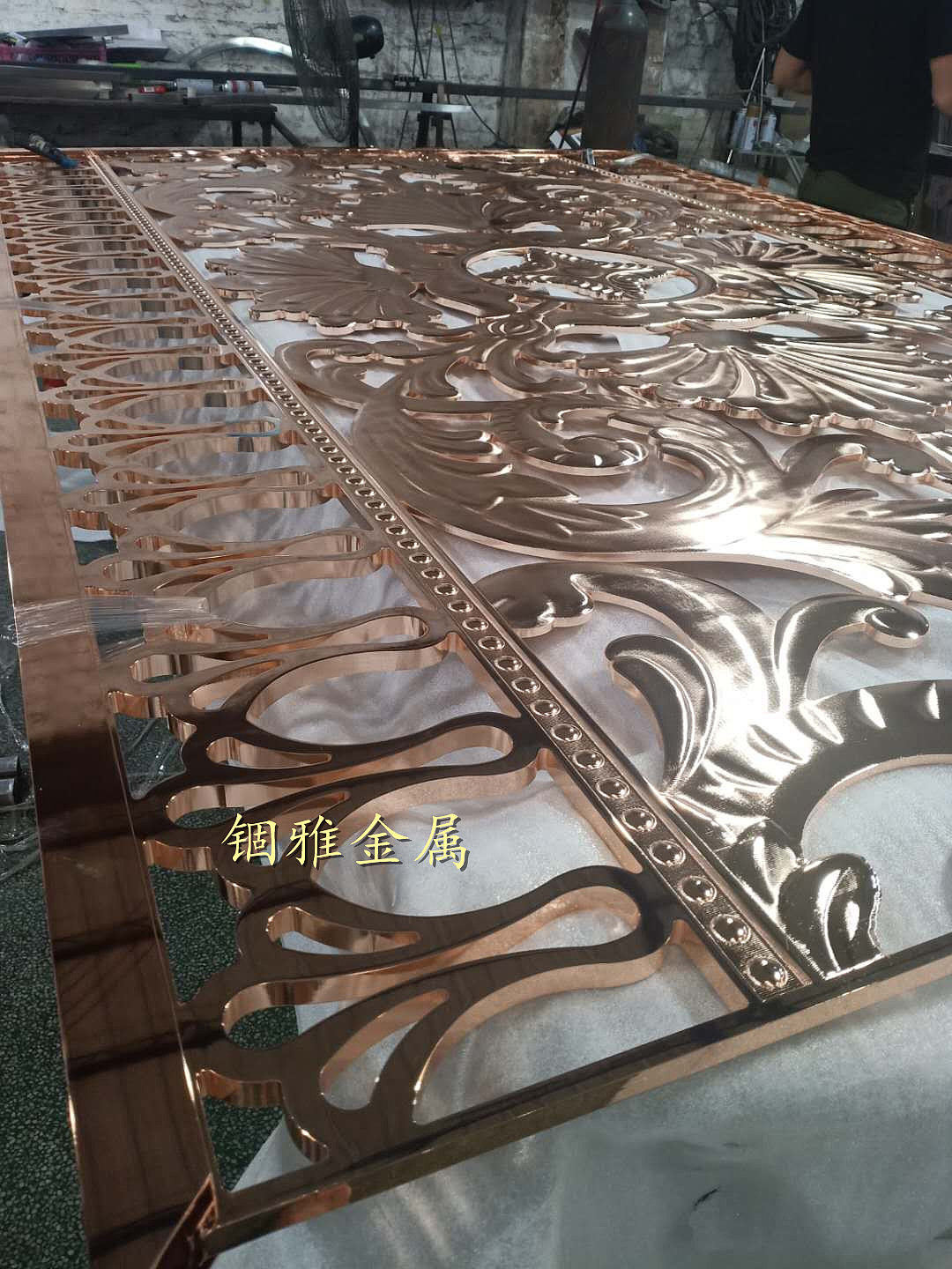 赏心悦目的铝板雕刻镂空玫瑰金花格屏风