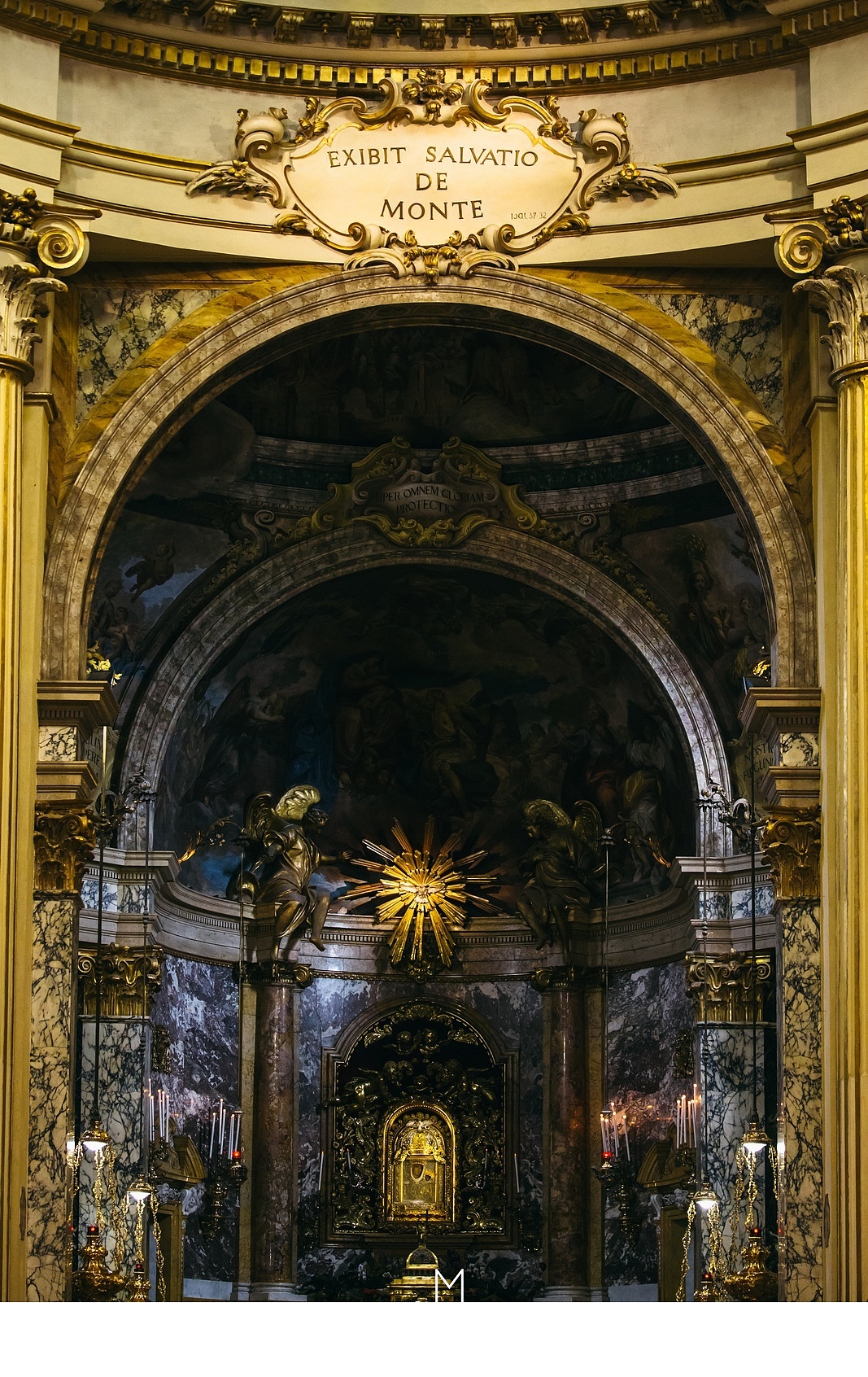 祭坛部分还是挺华丽的不是么~下方那个很小的祭坛画便是圣物了,据说是