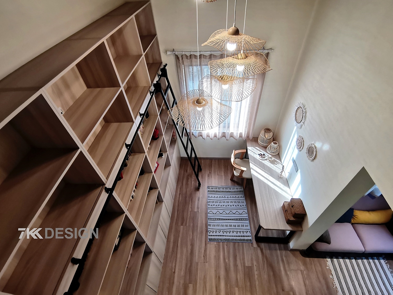 从三层挑空看书房，书房经过设计师的精心规划，合理运用自然材质，丰富的灯光，看似简单随意，却在细节处彰显着设计美学，造出了一间带着深度、温馨、自然又令人感到朴实、休闲的空间。