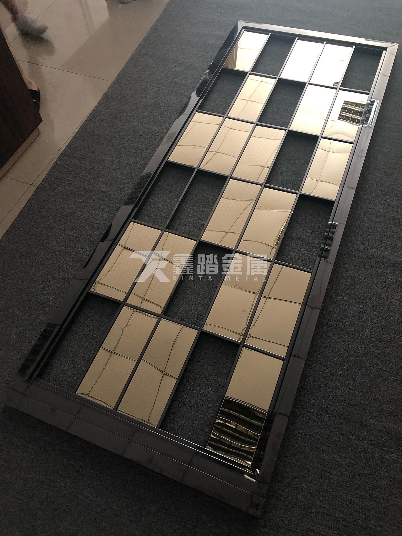 镜面黑金不锈钢焊接屏风注入新鲜元素设计