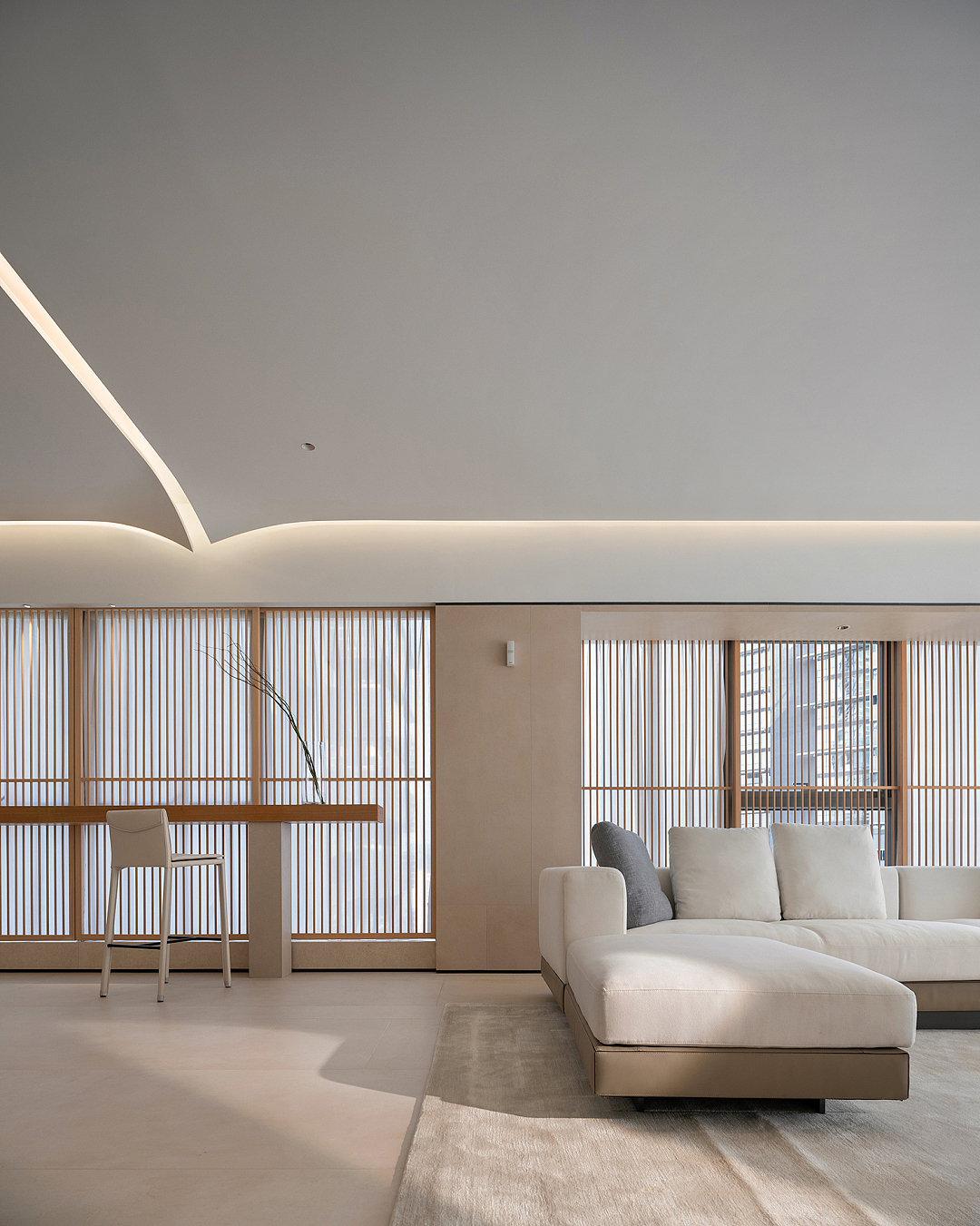 高楼林立之下,楼上楼下邻里之间相互对视,“隐私”被迫牺牲。如何弱化邻里的对视关系是这个建筑户型的解决要点。设计师运用了推拉格栅替代传统布帘,由外可阻隔视线、由内可观景,还可以调节阳光投下柔和的形状,有多种组合模式,能够适应不同时段的需求。