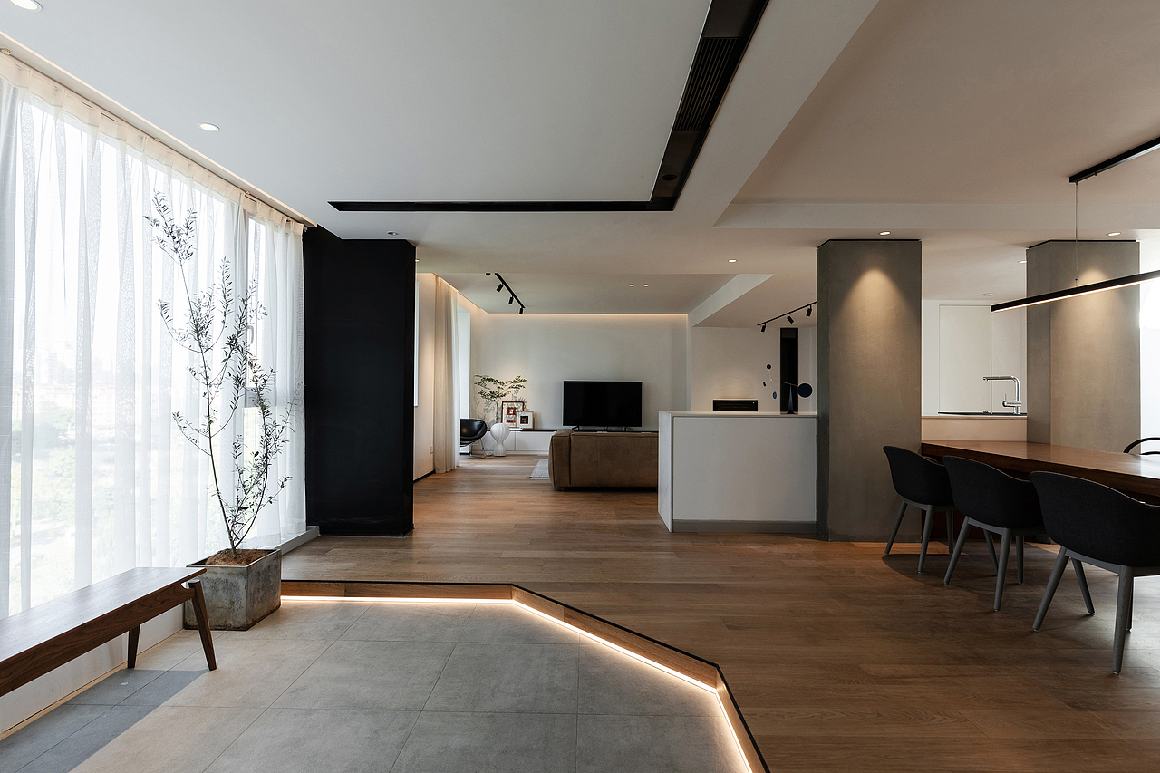 客厅放弃了原本按照功能的绝对划分,打通隔墙,做成开敞式空间,强调与