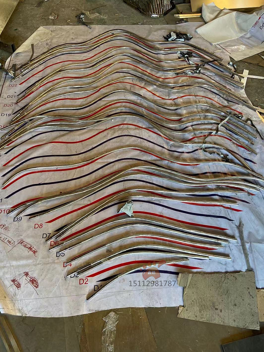 镜面不锈钢圆管假山雕塑在售楼部有着多方面的造景功能