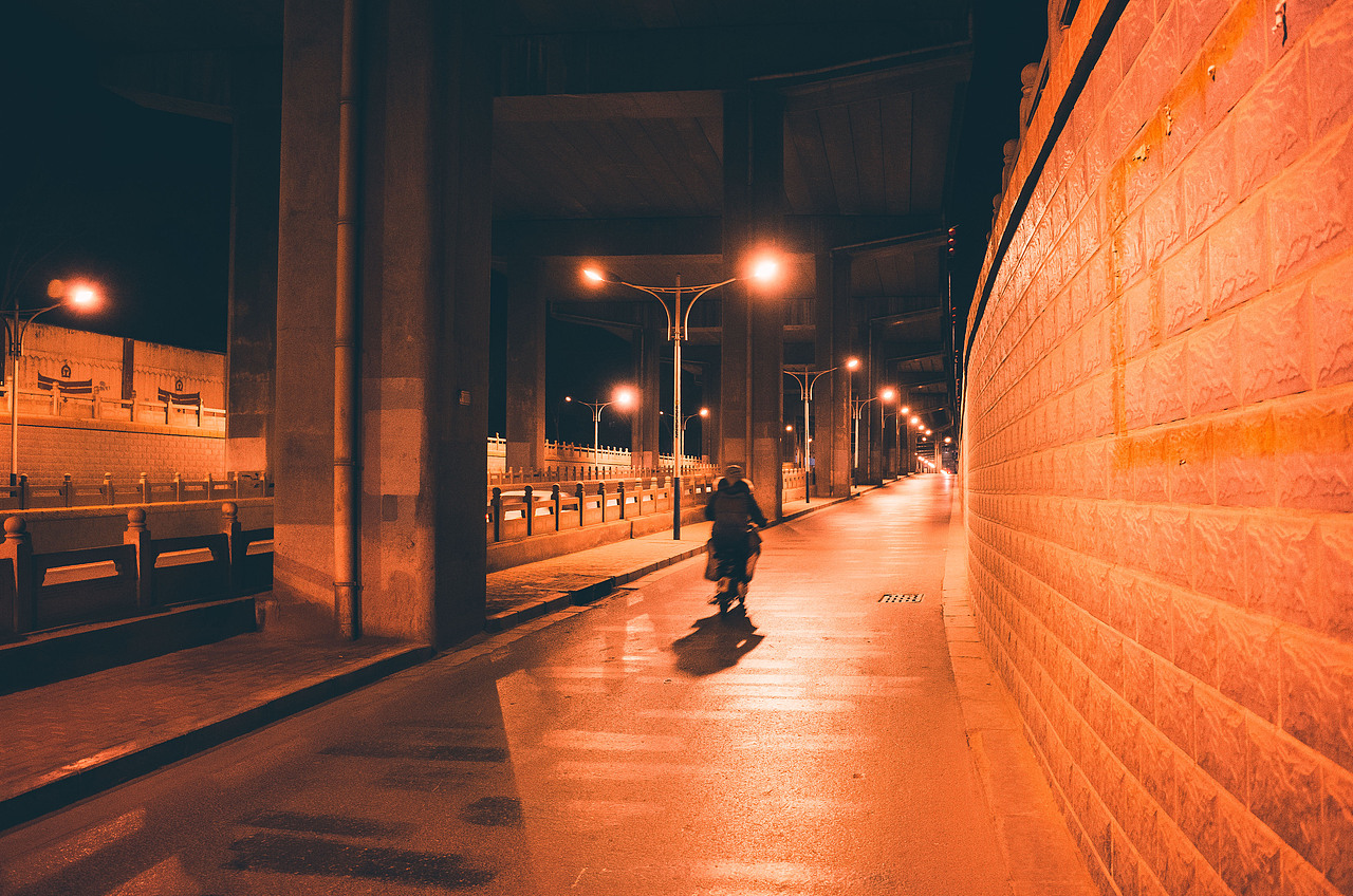 一生拍懂一座城夜深后的空旷