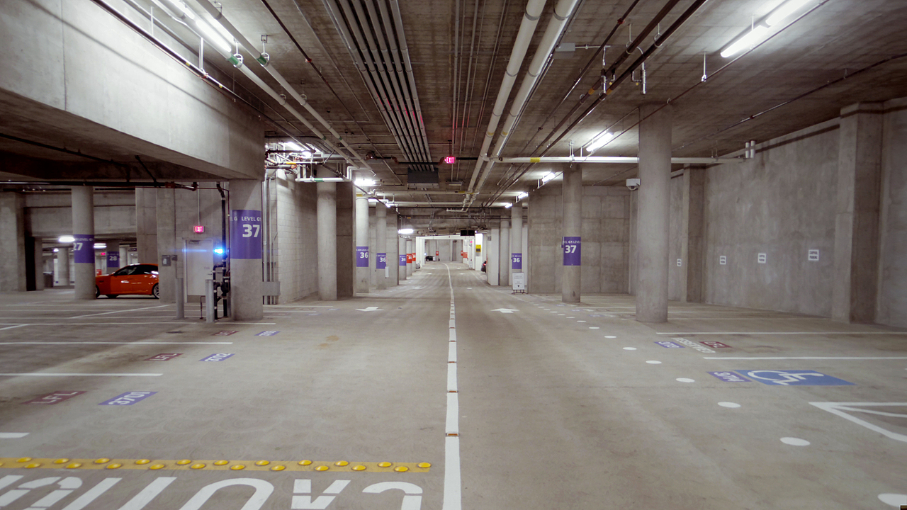 空旷的地下停车场，不知这里平时是否也车满为患。驾车来访者，仅需5刀即可全天停车，比downtown亲和多了...