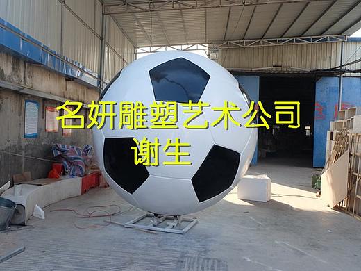 运动显得精神状态昂然向上玻璃钢足球雕塑让人精神焕发