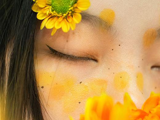 光影与花的重合,人在光中充满色彩