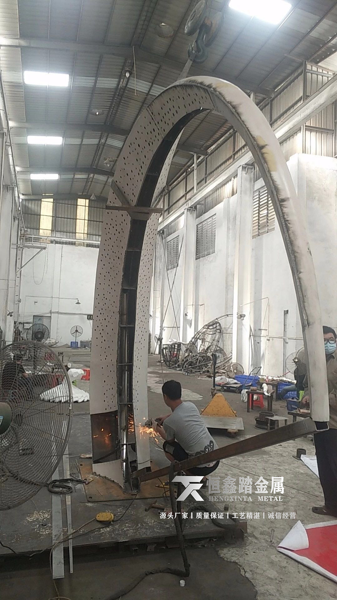 不锈钢发光月牙雕塑梦幻灯光水景雕塑不锈钢半月雕塑