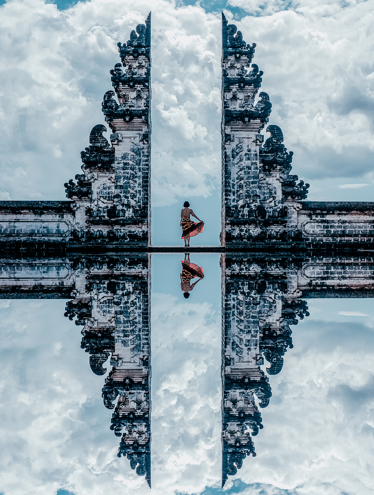 【天空之镜】
其实巴厘岛的天空之门早就便是所谓的网红打卡地，只是去到这里拍照要排队，其实也十分不易，如果去了还拍不出满意的照片，旅行体验真的会大打折扣的，像这种天空之境的照片，需要有一面镜子放在镜头下面，并且要选择好焦段把握好光比才能拍摄出来，其实也算有些难度的说，不过想去的小伙伴多做尝试，相信也能收获自己喜欢的照片。