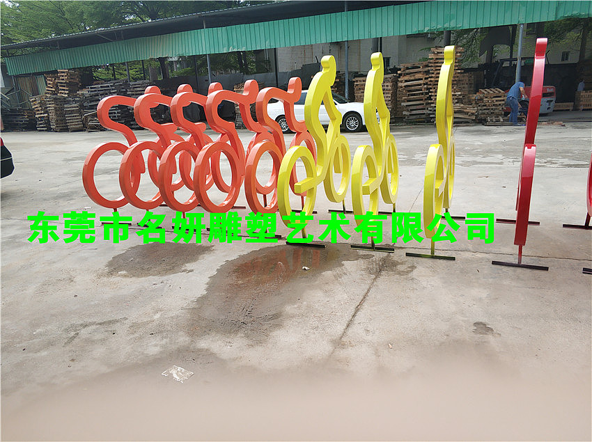 闪电奔跑的玻璃钢骑行人物雕像为市民提供穿行珍贵体验
