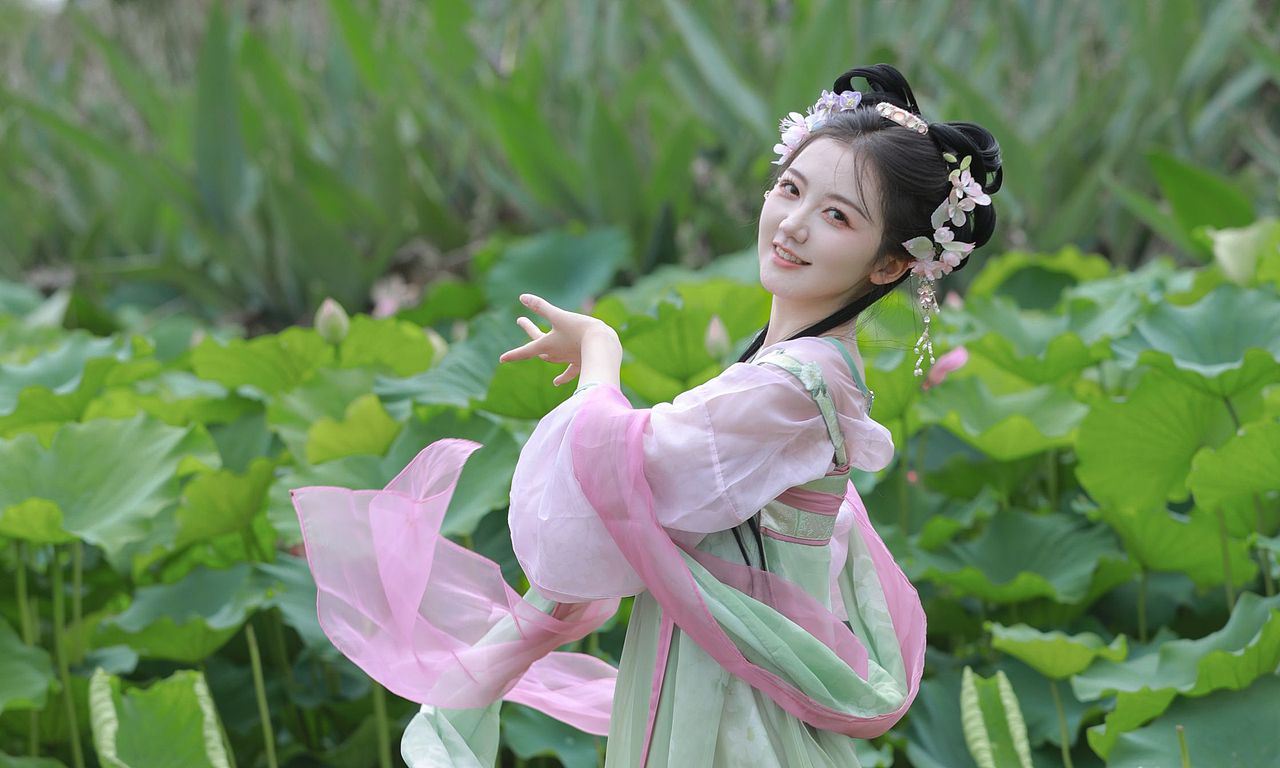 荷叶罗裙一色裁，芙蓉向脸两边开