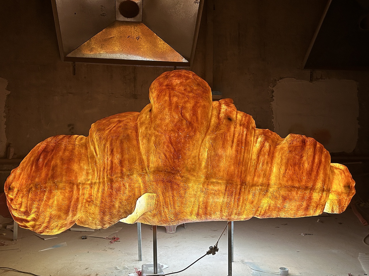 烘焙店巨型可颂牛角包模型雕塑门头可颂挂件