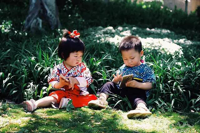 最后附上一张,周末被孩子妈穿成和风的天天笑笑O(∩_∩)O~