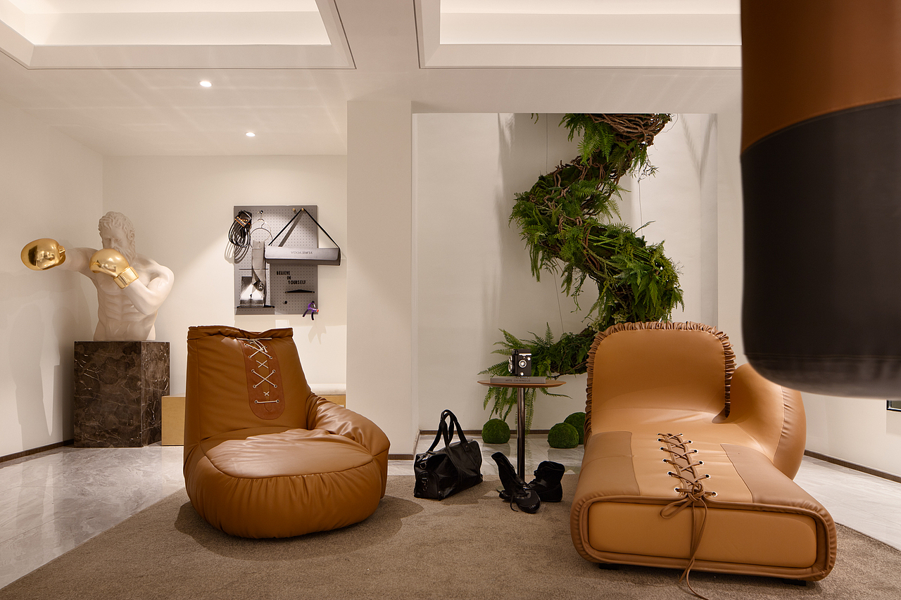 完美生活需动静均衡,然而动静皆宜的拳击主题动态空间,展现在负一层,拳套型沙发和拳击雕像凸显主题,空间的趣味性应然而生,绿植扶摇而上联动上层空间,室内设计与建筑设计完美配合,生命与生活状态完美契合。