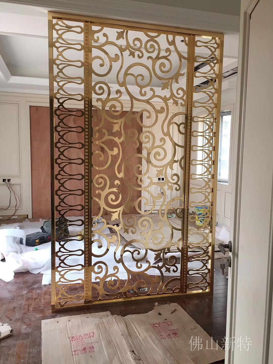 别墅客厅钛金镂空铝屏风现代风格效果图