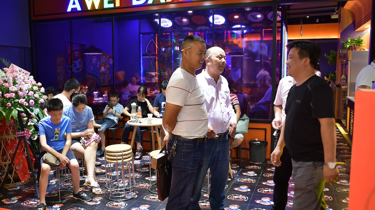 阿味大虾火锅连锁餐饮旗舰店实景拍摄 - 连锁加盟品牌（图ZMTcyNDkwMDQ4） - 人像摄影 - 站酷设计师英皇视觉原创素材 - 站酷ZCOOL