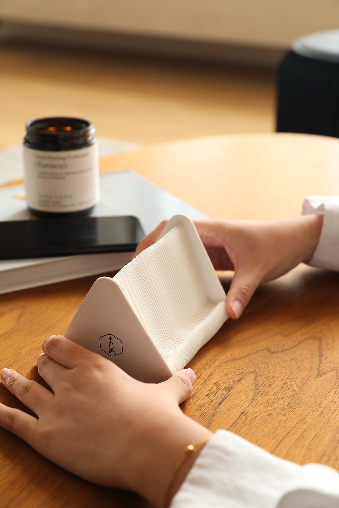 十八纸——胶囊手机支架（图ZMjYyNzg4NDIw） - 生活用品 - 站酷设计师十八纸风琴纸家具原创素材 - 站酷ZCOOL