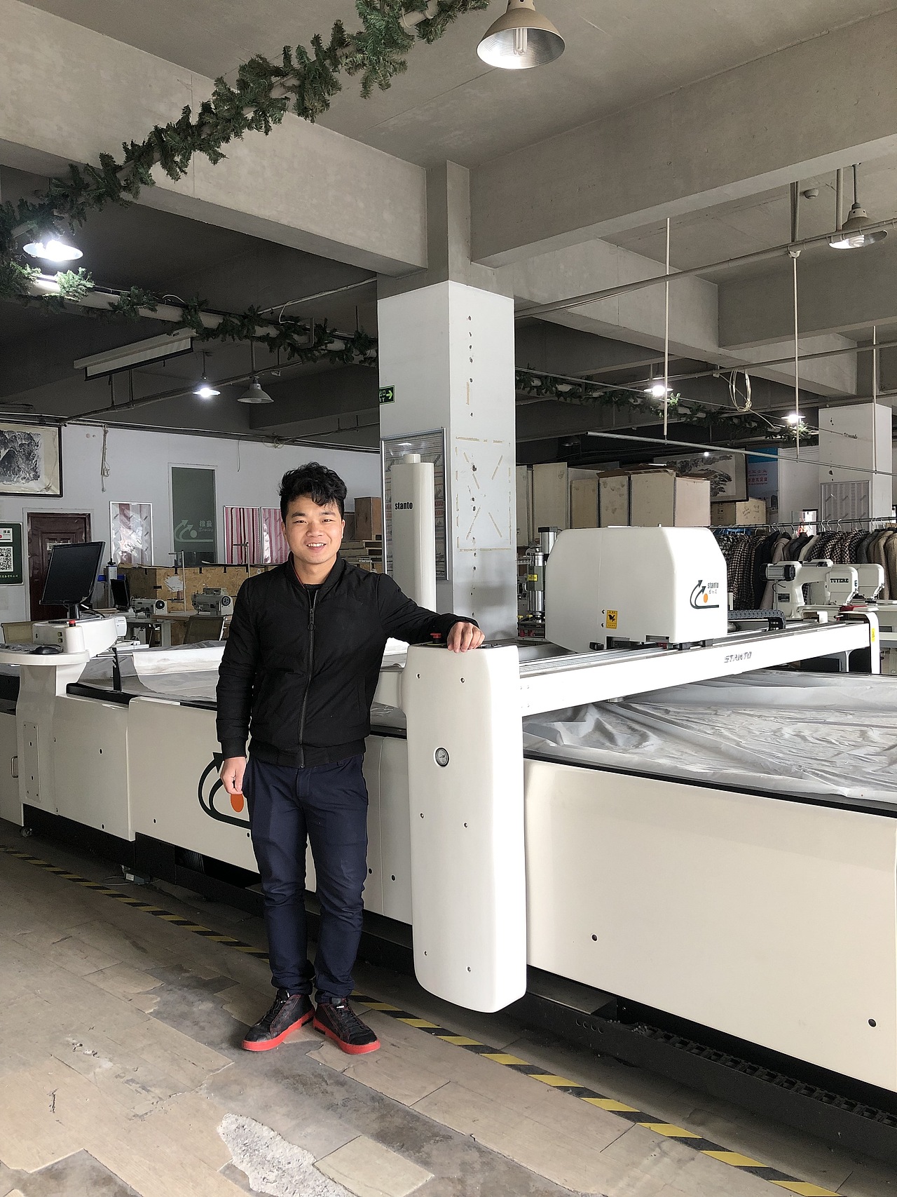 自动裁床自动化裁剪设备自动化服装裁剪车间