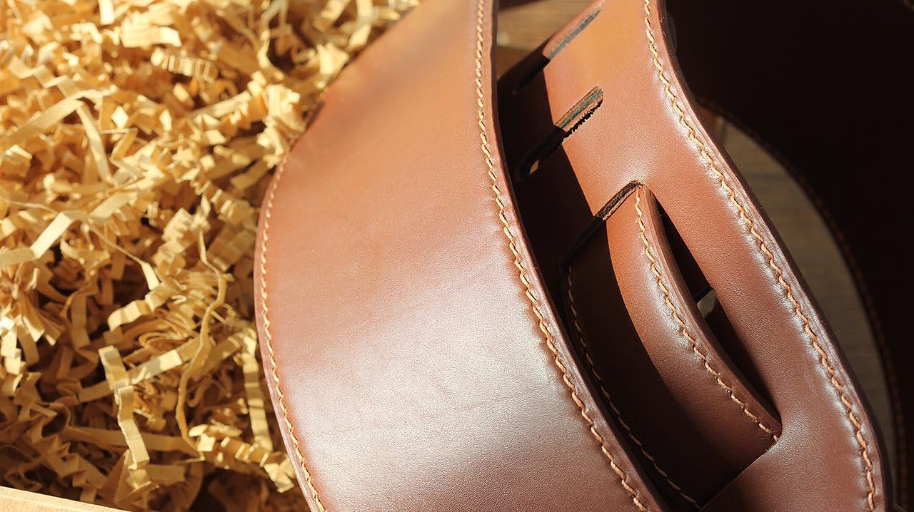 手縫吉他背帶 手工皮具（圖ZNjc3OTMxMzY=） - 工藝品設(shè)計 - 站酷設(shè)計師jakyri原創(chuàng)素材 - 站酷ZCOOL