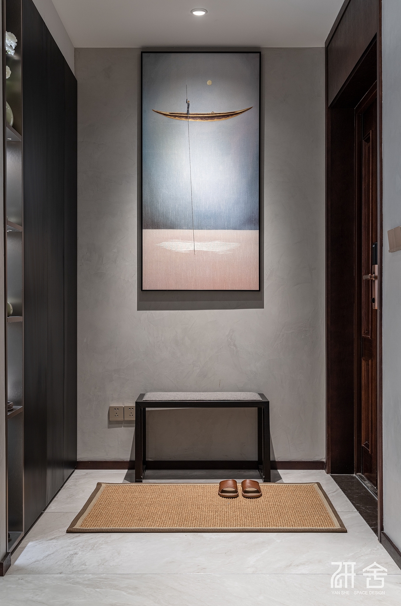 门厅区域，作为推开门扉的第一眼，入目即是艺术
生活与艺术缱绻交融，新旧交叠<br>一幅挂画，一壁柜子，这是时代的碰撞，亦是东方雅韵的无声宣告