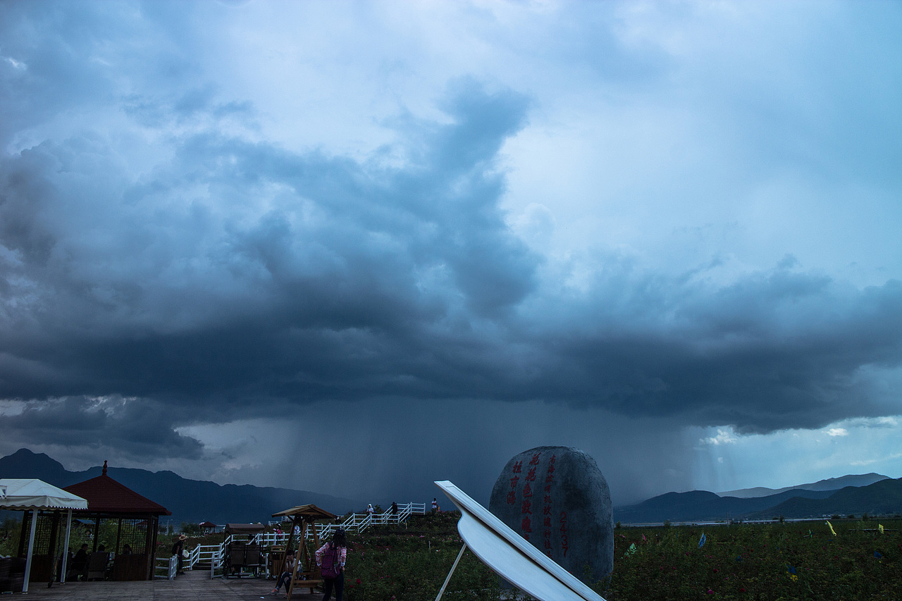 拉市海·远观雨景
我记得在以前的科普书里面说到:在特别的时候,可以看见,你的左手边在下雨,而右手边则阳光明媚。<br>这,就是实景。<br>这,就是大自然的威能。