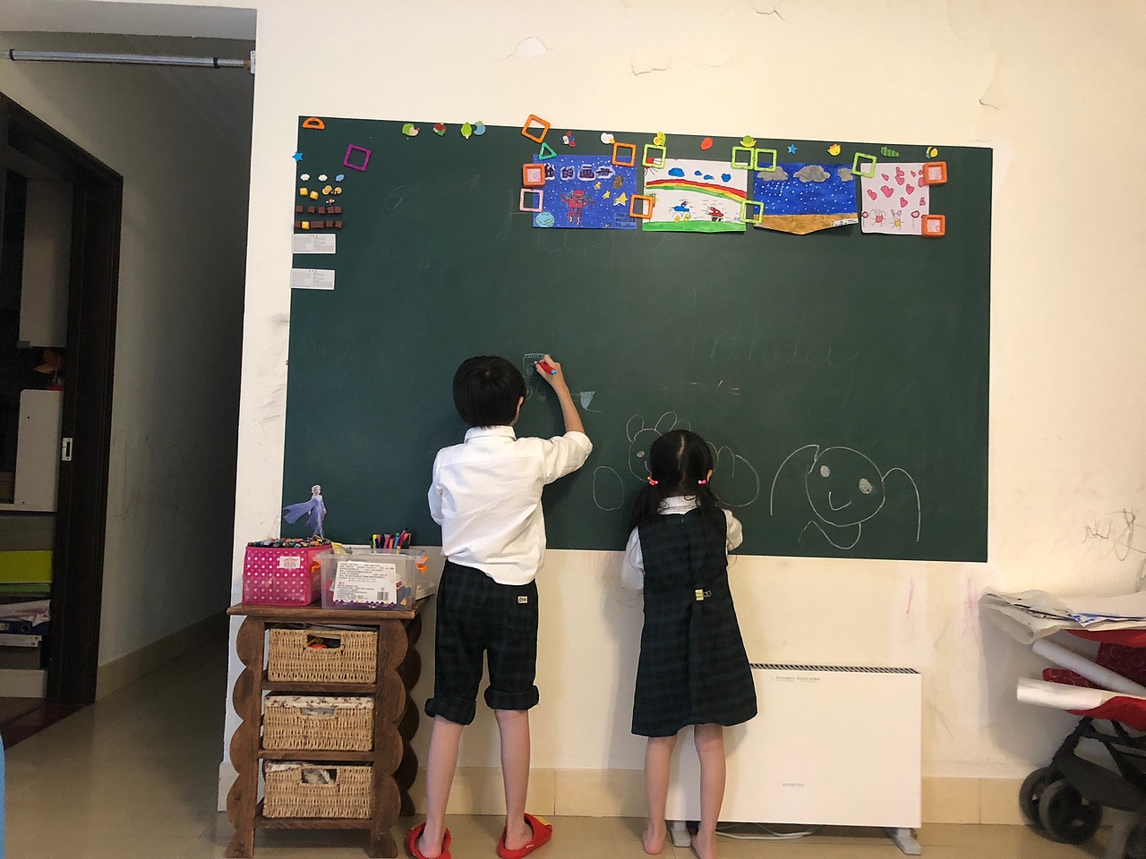 拍摄期间两兄妹还要发挥一下创作天分