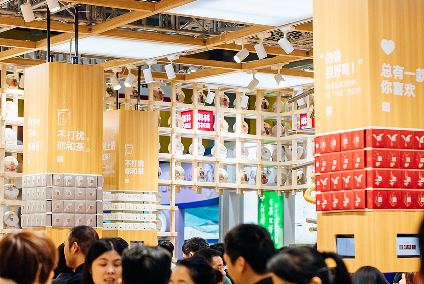 容品牌：茶饼搭建茶立方_雨林古茶坊茶博会展厅策划（图ZODk5MTgyNjQ=） - 展陈设计 - 站酷设计师容品牌原创素材 - 站酷ZCOOL