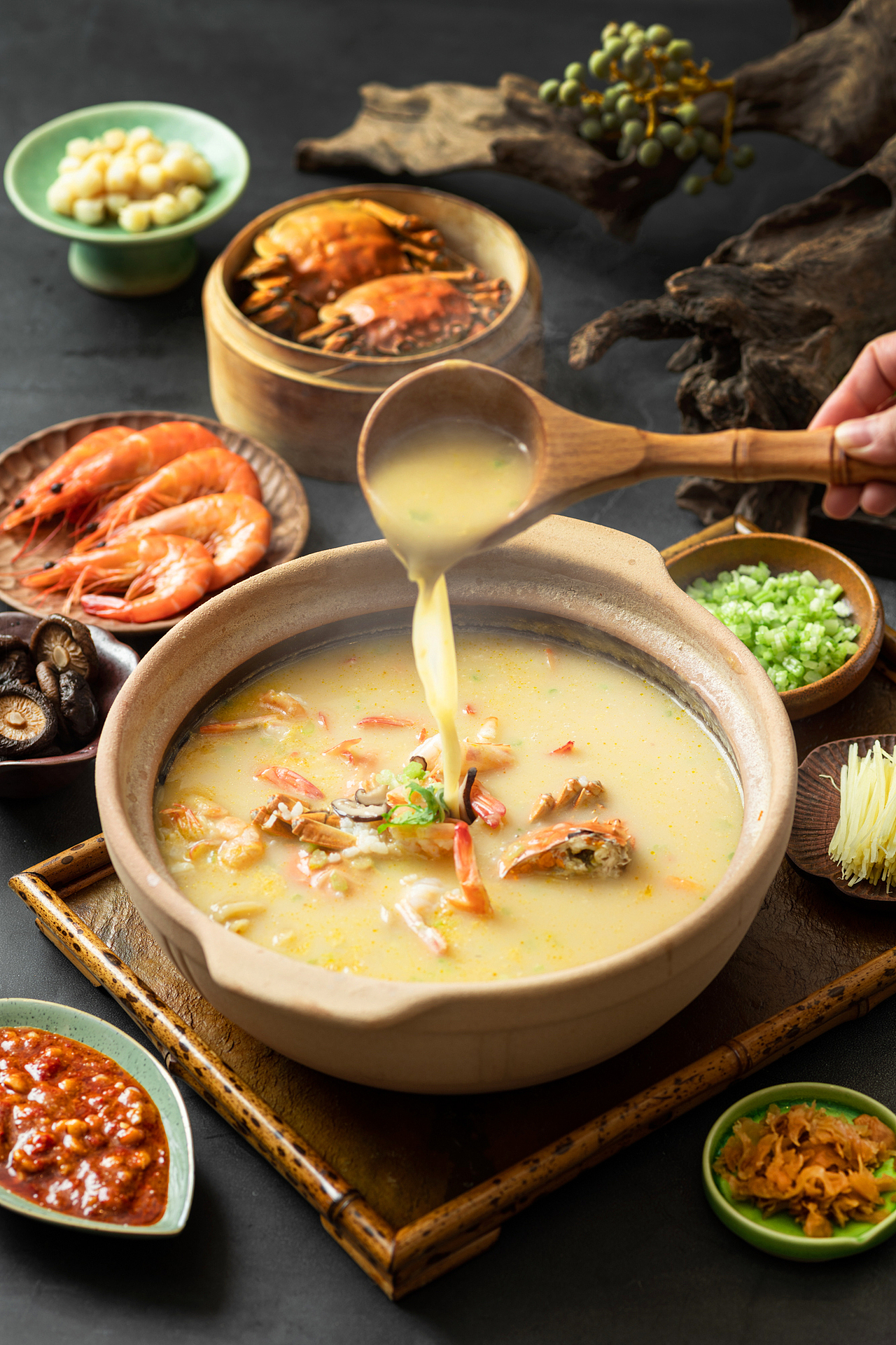  br>大闸蟹那青背,白肚,黄毛,金爪的外观令人害怕,但那桔红色的蟹黄