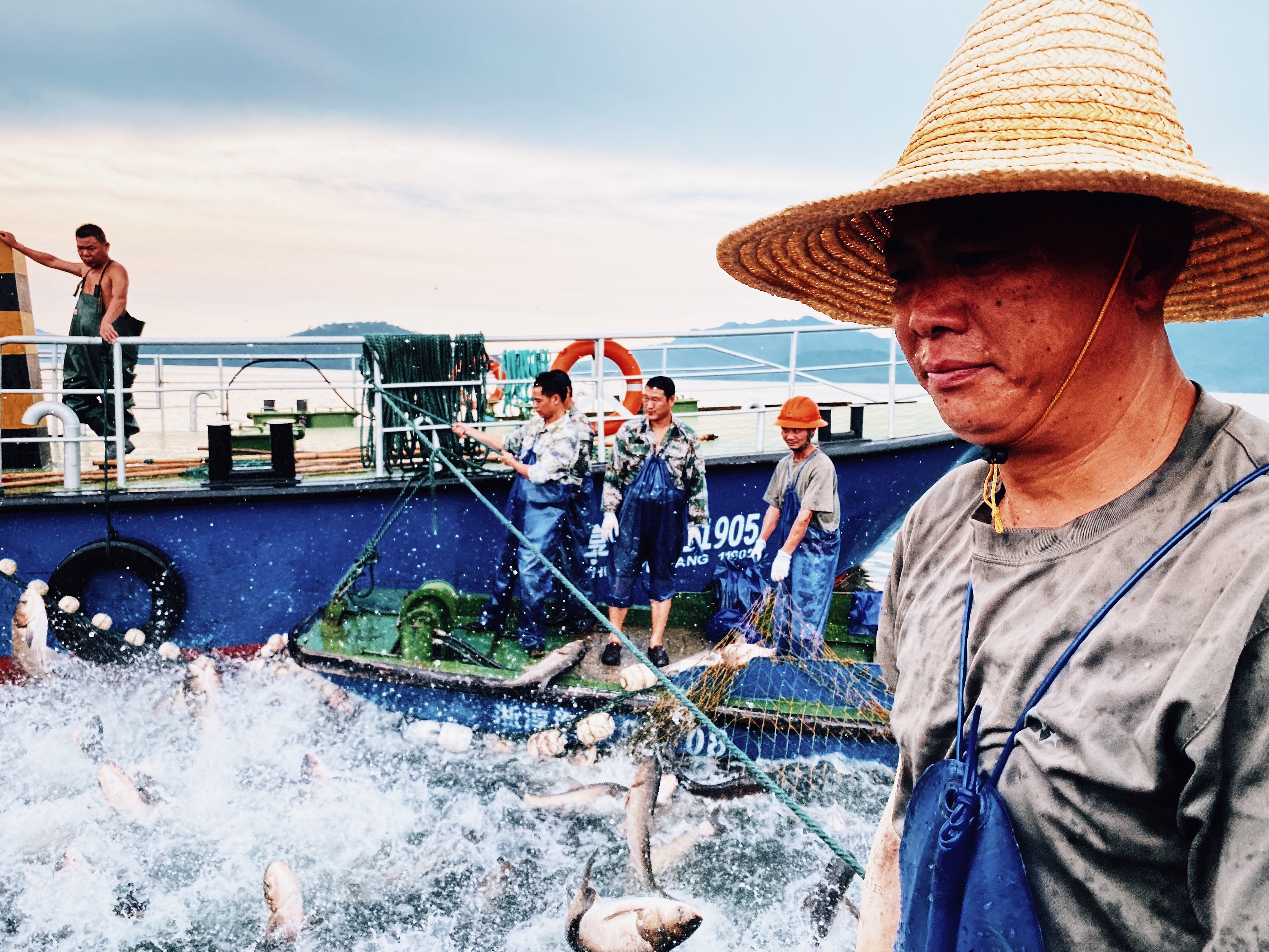 千岛湖巨网捕鱼