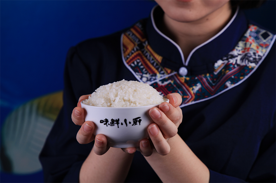 爱上米饭的小女孩