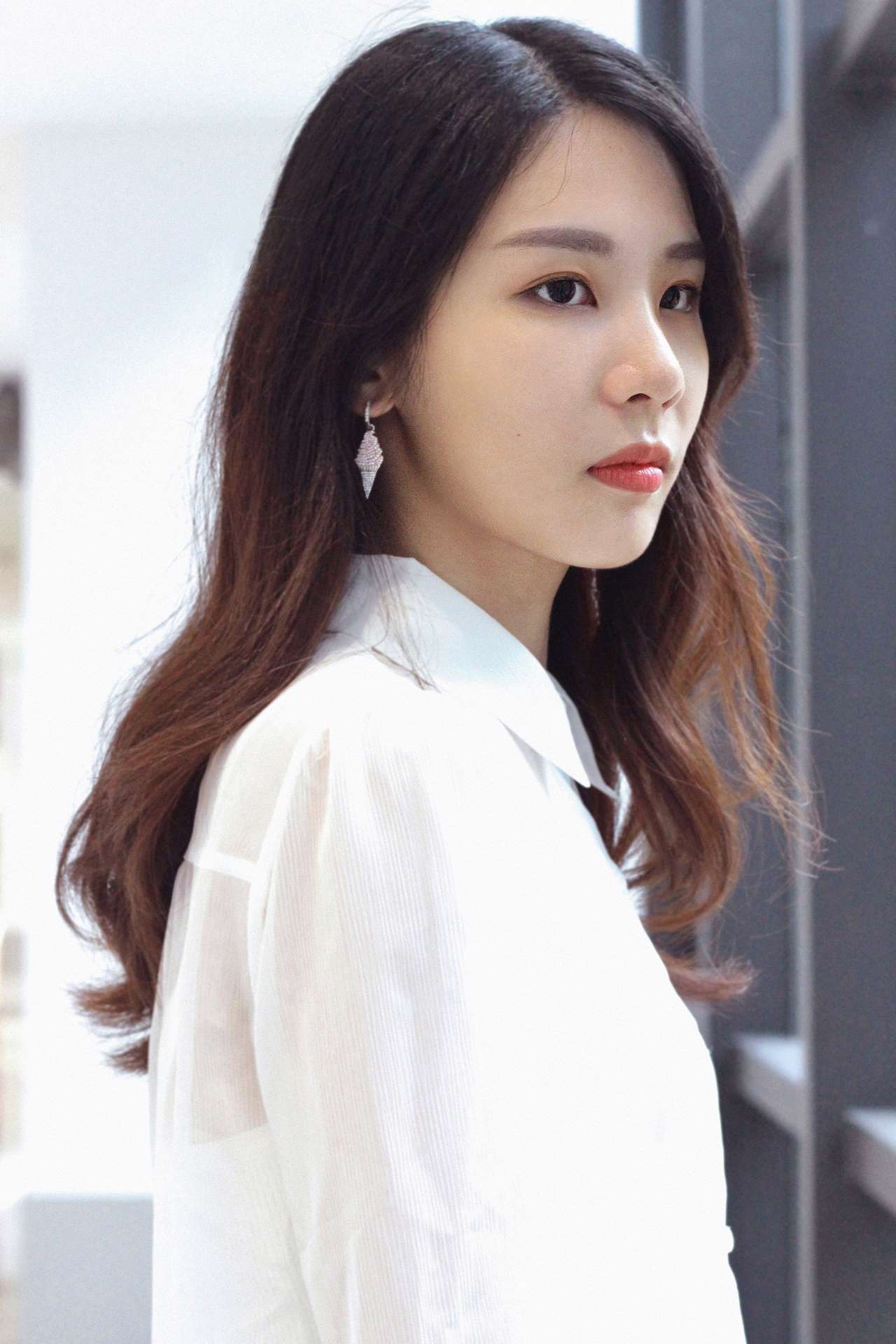 陈梓平白色清新简约形象照写真