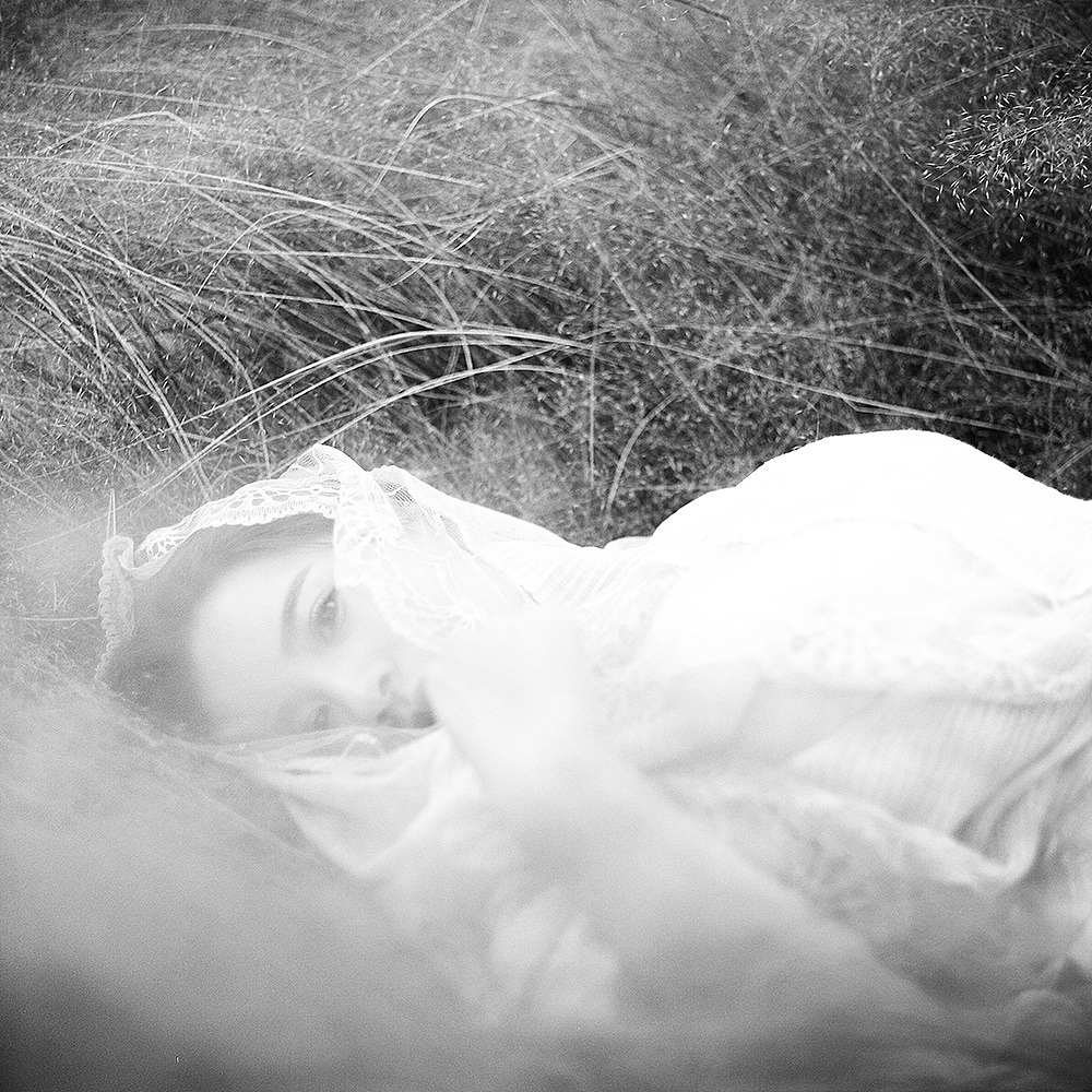 阿拉伯少女在希望的田野上