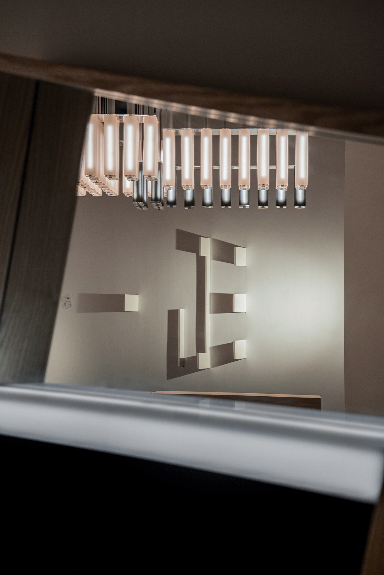 挑战:
制作橡胶灯吊坠和装置进行多轮原型和测试,找到刚性、透明度、反射率和颜色的正确属性。吊坠特别需要考虑光和热的排放,工程方面需要大量工作。此外,体验区域的相对光线特别需要精确控制,如灯光管组合装置。