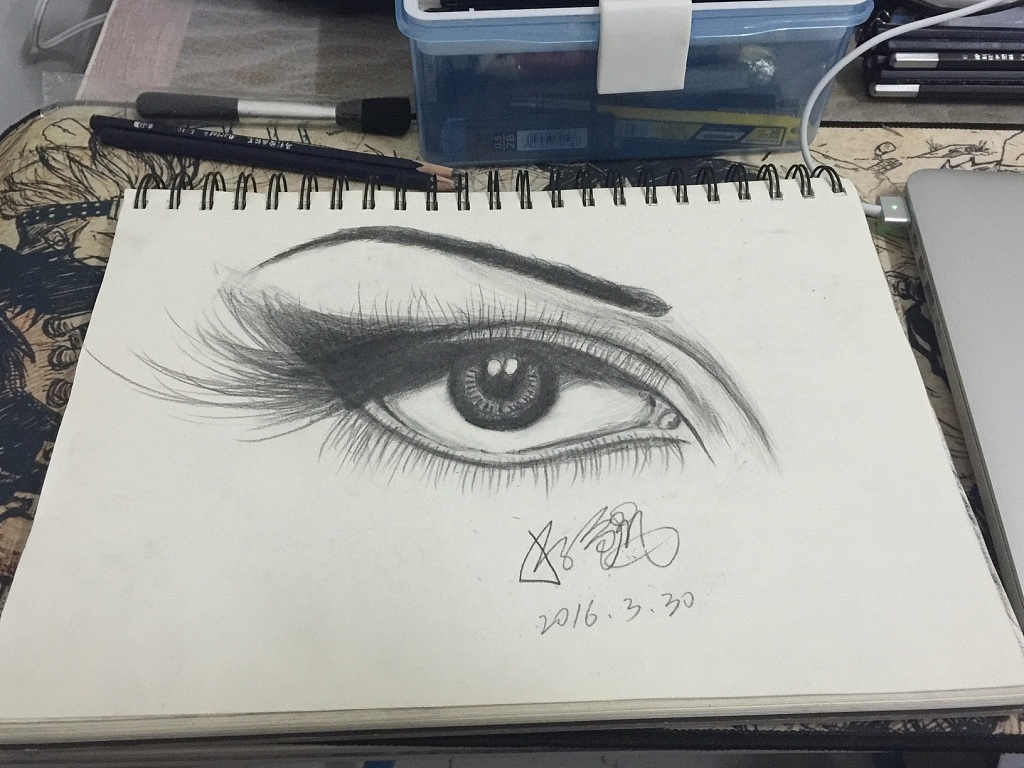 较精细的眼睛、睫毛,若是细笔画出来的效果会更好。