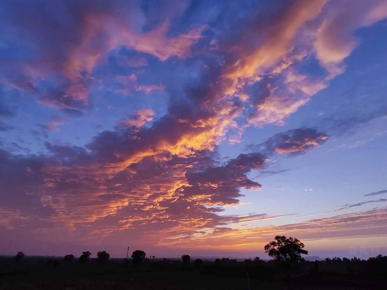 天空是块神奇的画布