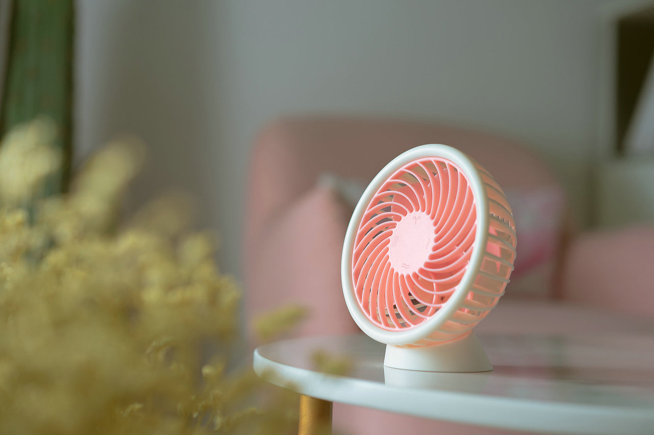 这款桌面无线小风扇，翻一翻就能变凉快~（图ZMTUzMzk0MTgw） - 电子产品 - 站酷设计师stylepie风格派原创素材 - 站酷ZCOOL