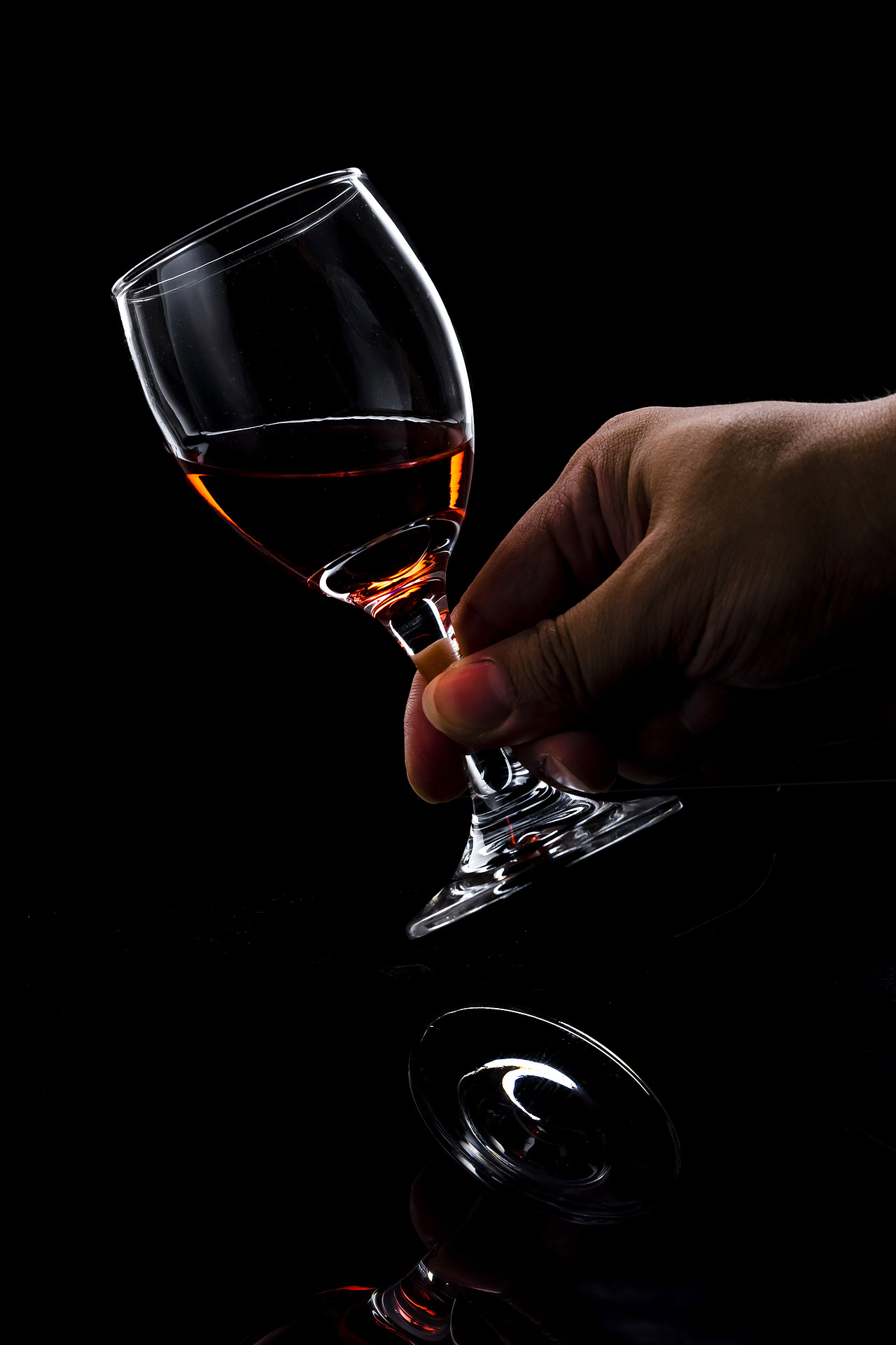 单灯逆光红酒器