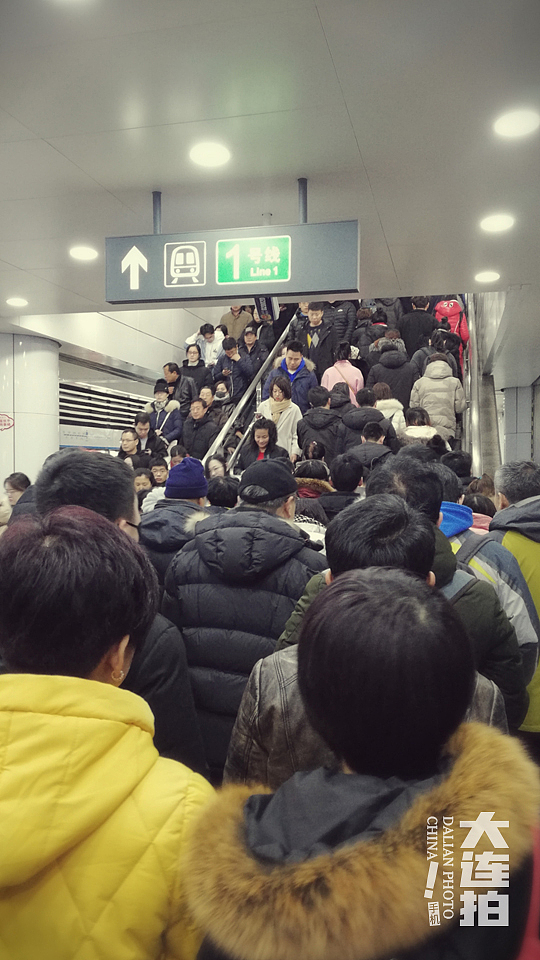 上班-换乘站的人们很着急