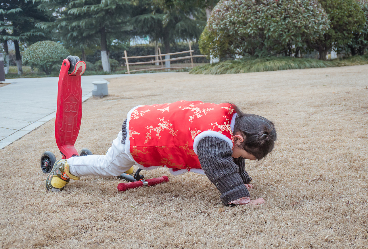 小郑三岁了-《公园玩耍》