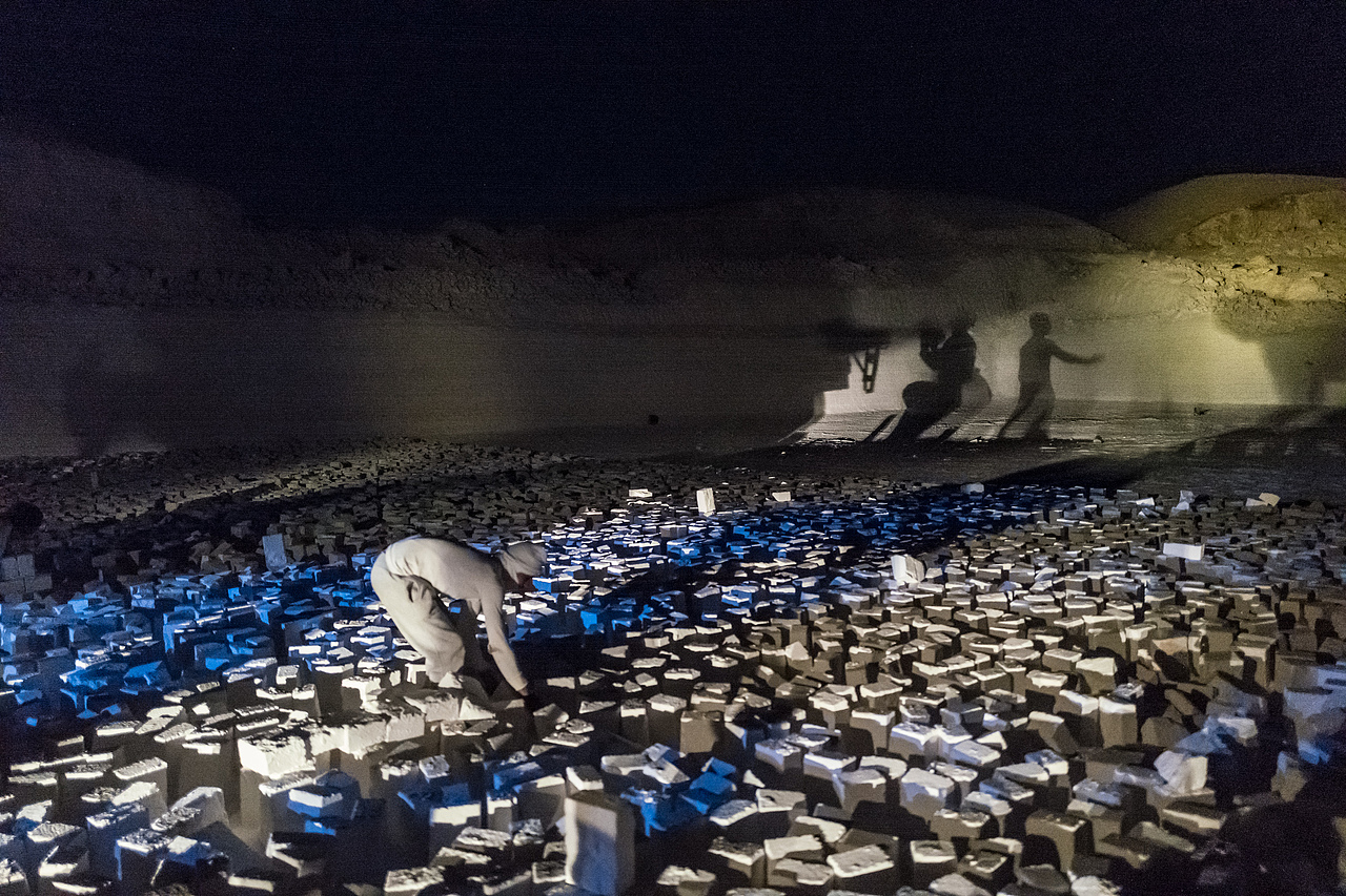 矿区24小时工作,夜晚九点多钟,工人还在工作。