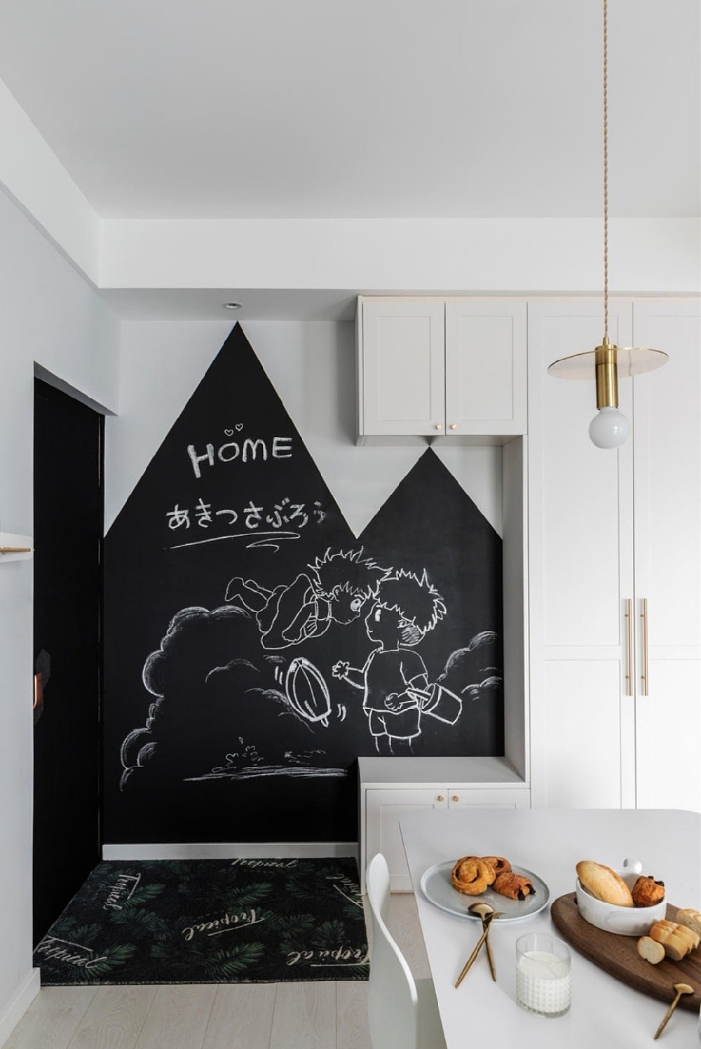 入户玄关一面采用黑板漆,意在弱化原本的配电箱。“此爱翻山海,山海皆可平”,黑板漆的M形涂刷像两座山,是孩子依偎着父亲。#玄关 #黑板漆