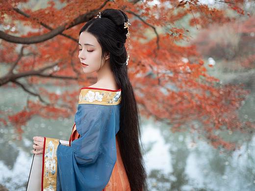 【汉服摄影】深意总迟解，将爱却晚秋