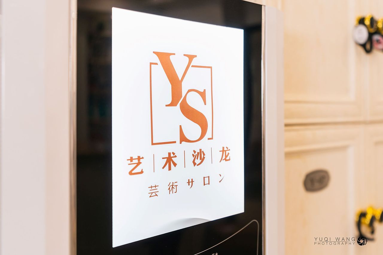 今天去理发,顺便拍了理发师的店