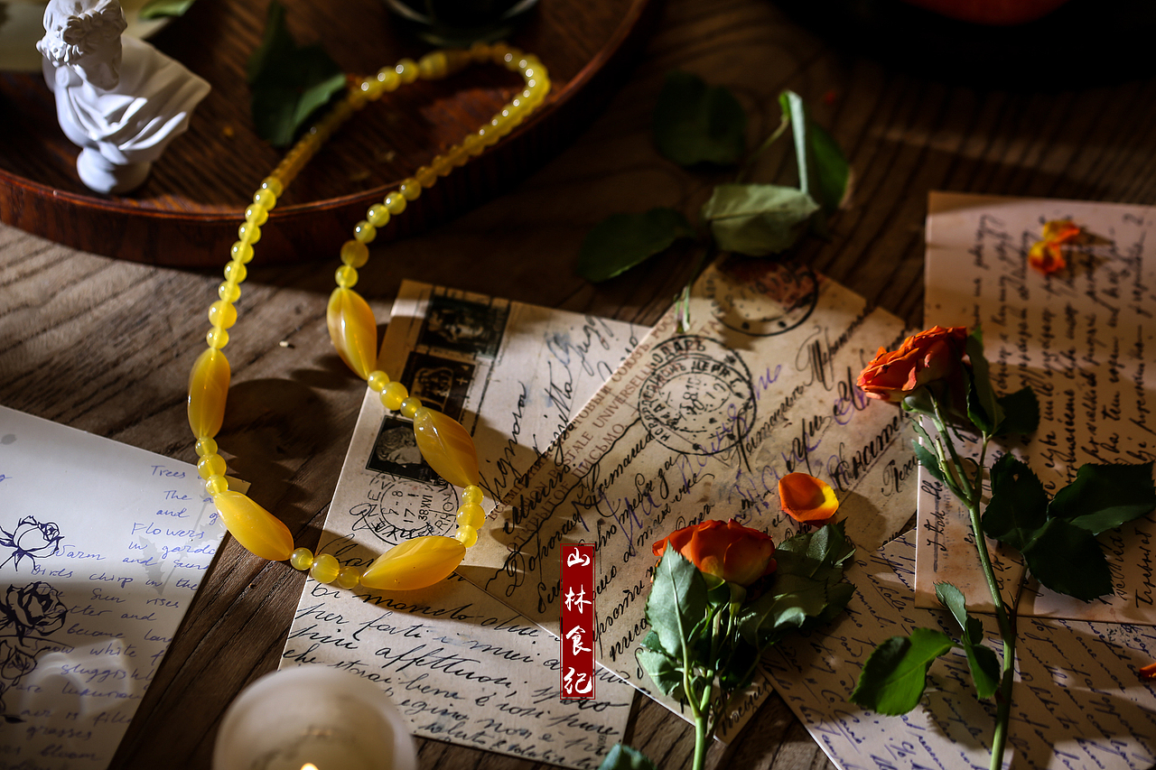 女人的珠宝和玫瑰