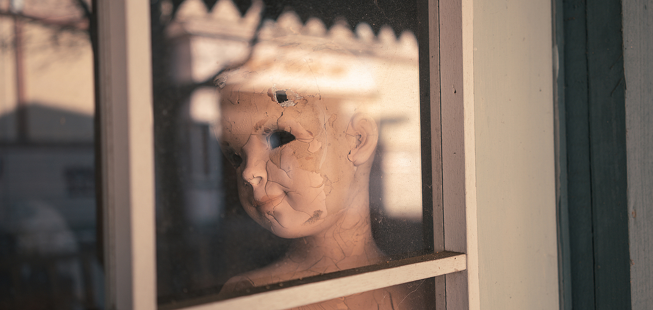 厕所里的婴儿床,被随意抛弃的机器人部件,不断召唤起大家的鸡皮疙瘩。