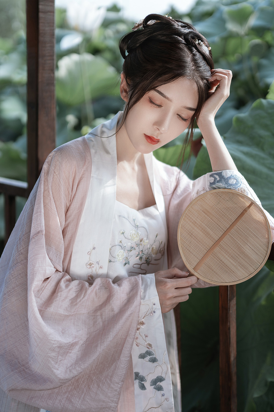 汉服写真 | 从此处处苍翠，都似你裙边。（图ZMjI0NjUwODI0） - 人像摄影 - 站酷设计师绘心_Aries原创素材 - 站酷ZCOOL