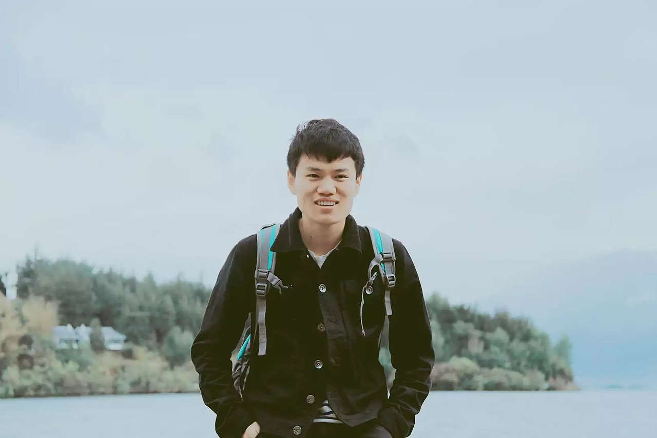 人物:导游领队
地点:大理双廊渔村洱海旁