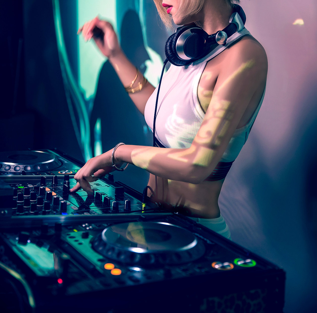 以音乐谱写传奇 中国第一女DJ KAKA冲击世界百大尽显女王之姿