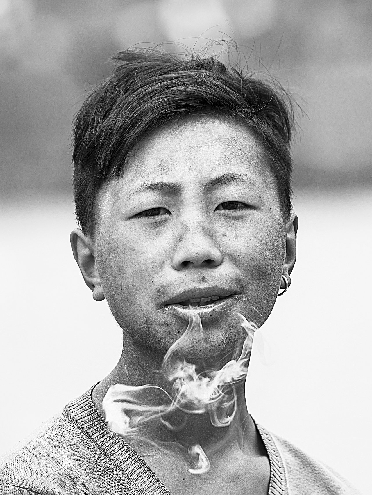 照片题【抽烟的彝族少年】 f 8 s 1/125 iso 200 焦段:400 m档 无闪光